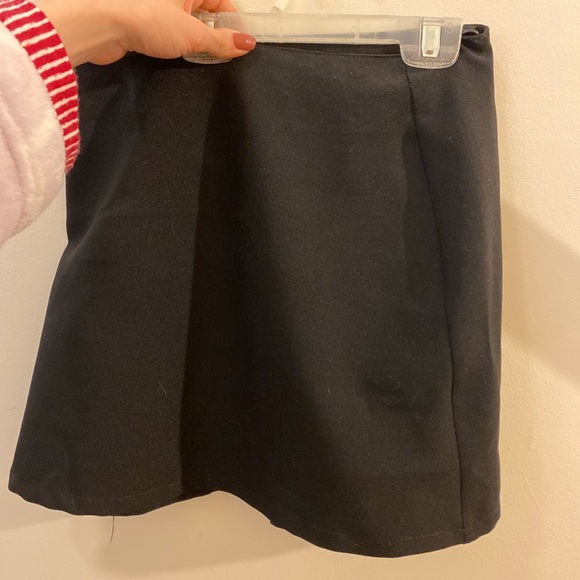 Classic black skirt - Picture 2 of 3